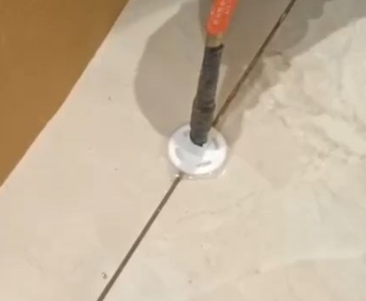 阳城瓷砖空鼓维修公司专业解答瓷砖在铺贴过程中，如果没有涂抹均匀到位的粘结材料（如水泥砂浆或瓷砖胶），可能会导致以下问题